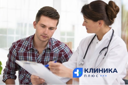 Врач общается с пациентом